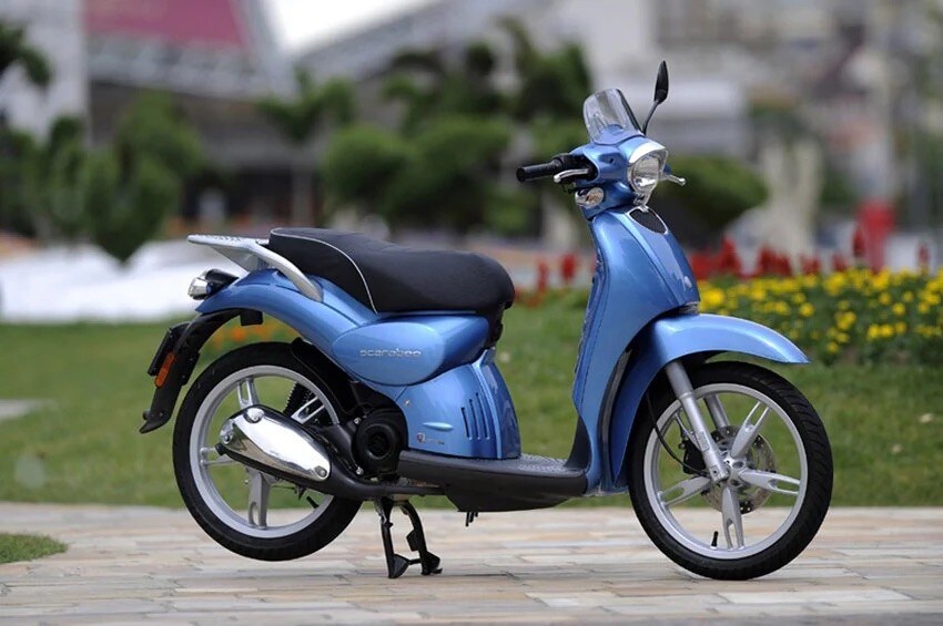 <div class='descrGalleryTitle'>Scarabeo</div><div class='descrGalleryText'><p>Se la RS 125 è stata uno dei mezzi di trasporto prediletti dai sedicenni sportivi, <b>lo Scarabeo lo è stato per gli italiani in generale, </b>arrivando a contendere per qualche stagione a Vespa il titolo di &quot;insetto a due ruote&quot; più ambito d'Italia. Rispetto a Vespa <b>aveva un vantaggio fondamentale: le ruote alte, </b>unite a una carrozzeria in plastica che lo rendeva più leggero ed economiico. Pratico, razionale ma anche modaiolo, lo Scarabeo è stato in commercio per un periodo lunghissimo, <b>dal 1993 al 2020</b>, crescendo da 50 cc a due tempi sino al 500 a quattro tempi, sempre monocilindrico. Nel mezzo, <b>cubature come la 400, la 250, la 200 e la 100, </b>insomma, per tutti i gusti e per tutti gli utilizzi, sia urbani che extra urbani. Il successo dello Scarabeo è stato tale da permettergli di vendere, in meno di trent’anni, qualcosa come<b> 800.000 esemplari,</b> grazie a qualità come il peso piuma (circa 100 kg per il 50 cc, il più venduto), la pedana piatta, utile quando c’è qualcosa da trasportare, e <b>uno stile caratteristico e azzeccato, </b>che rimandava alle forme arrotondate delle motociclette anni ’60.</p>
</div>